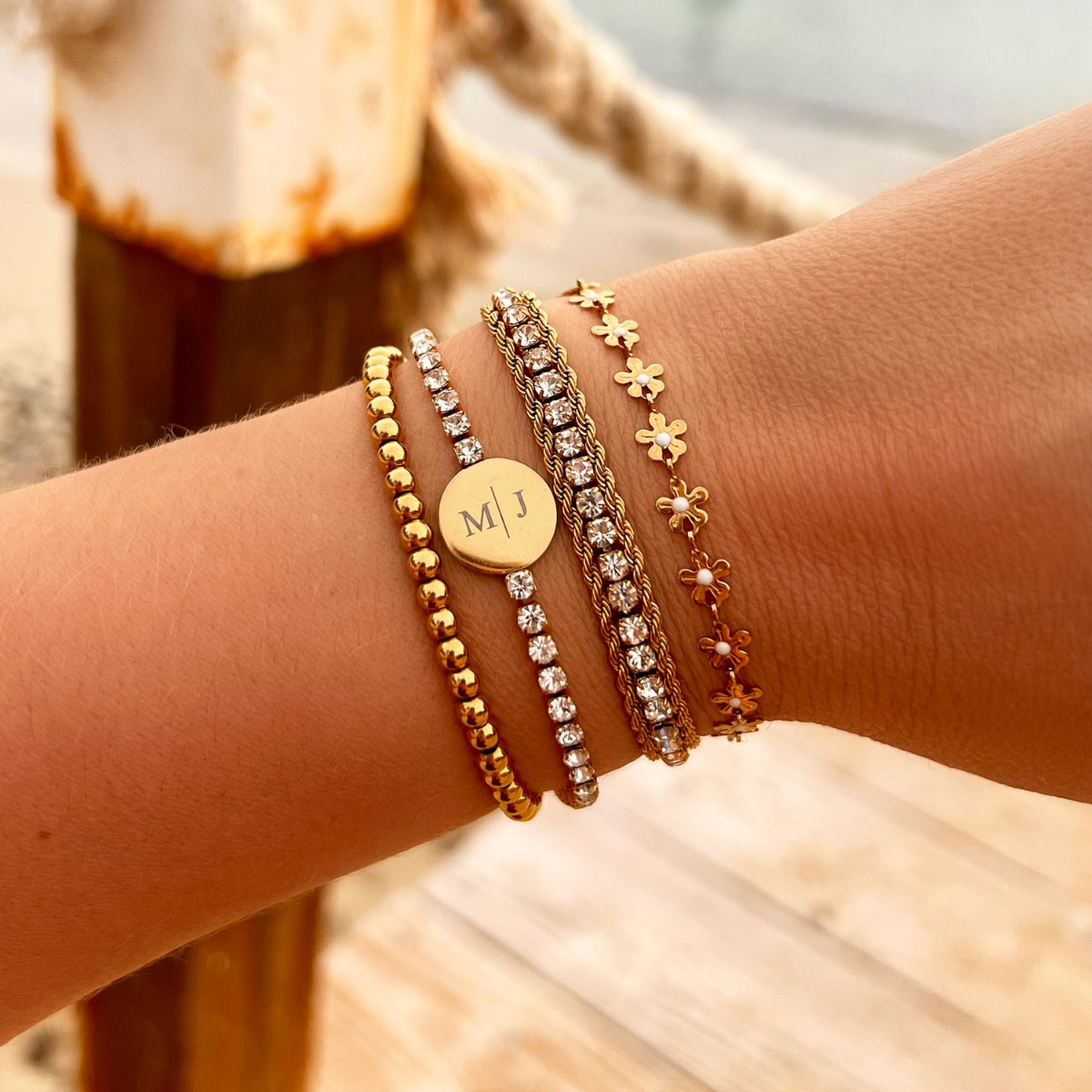 Armparty met gouden armbanden