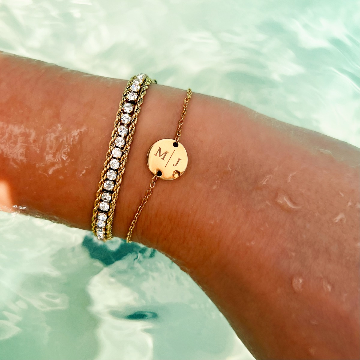 Tennis armband in water