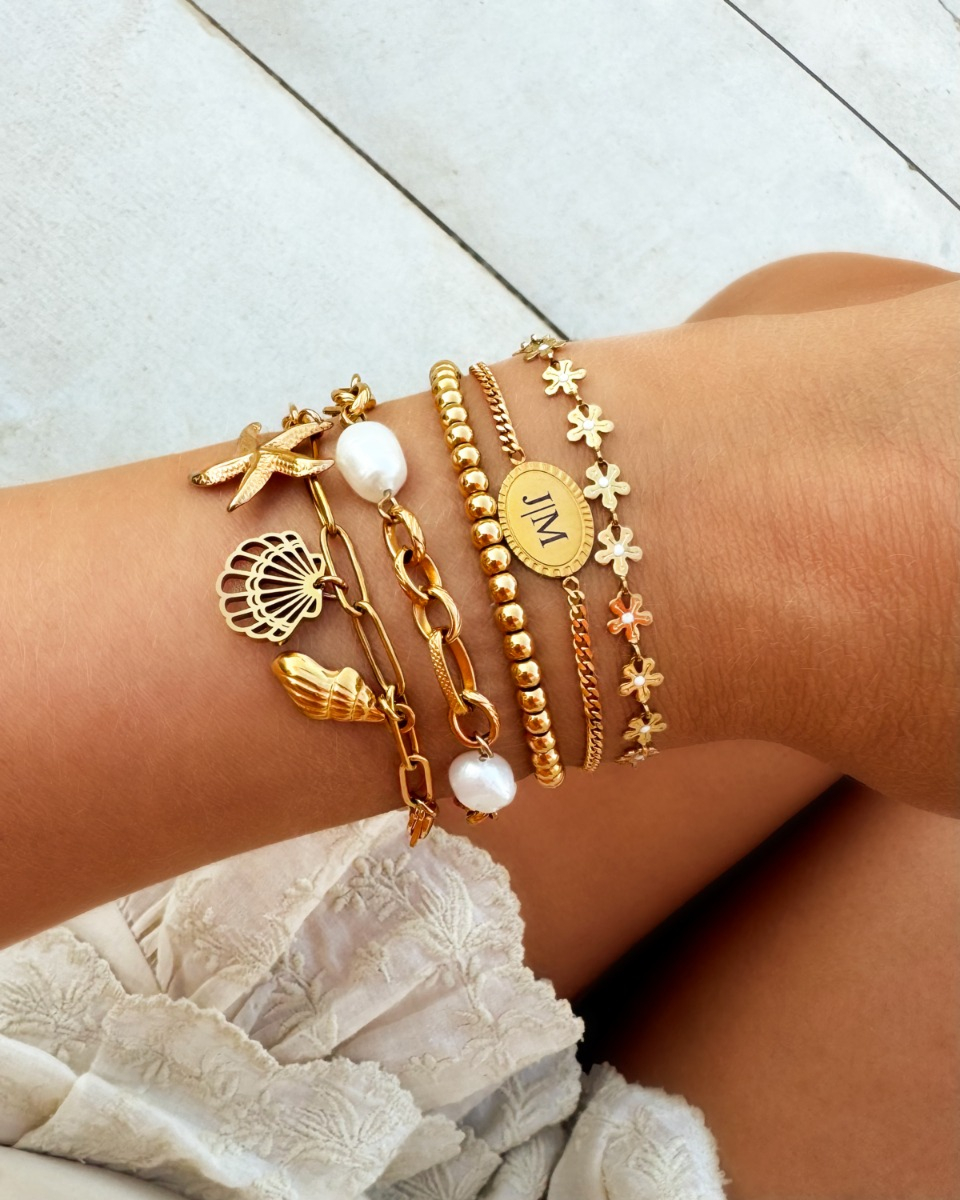 Gouden armbanden mix zomers
