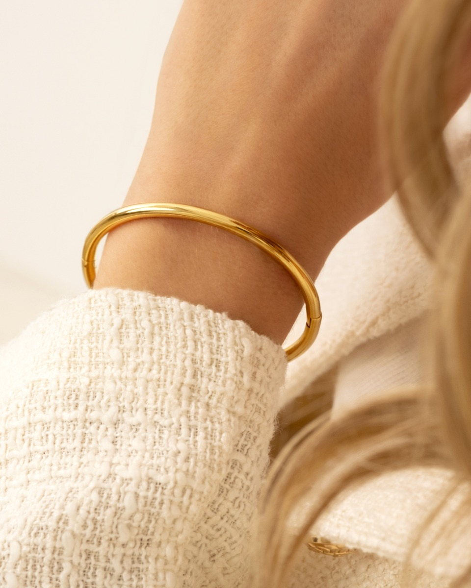 Gouden bangle rond om pols