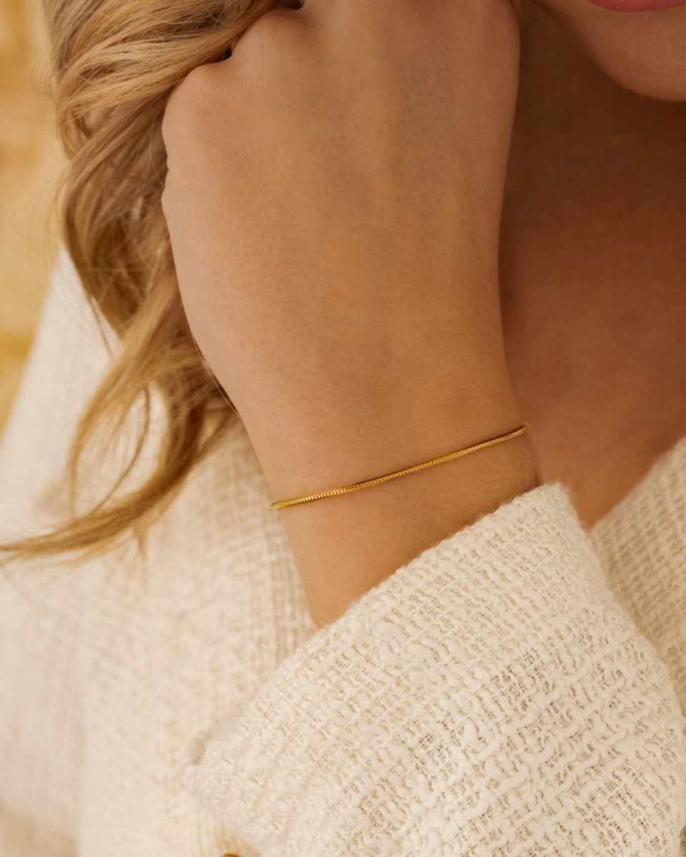 Gouden minimalistische armband bij model