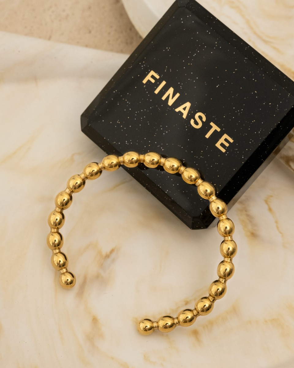 Gouden bolletjes bangle in sieradendoosje