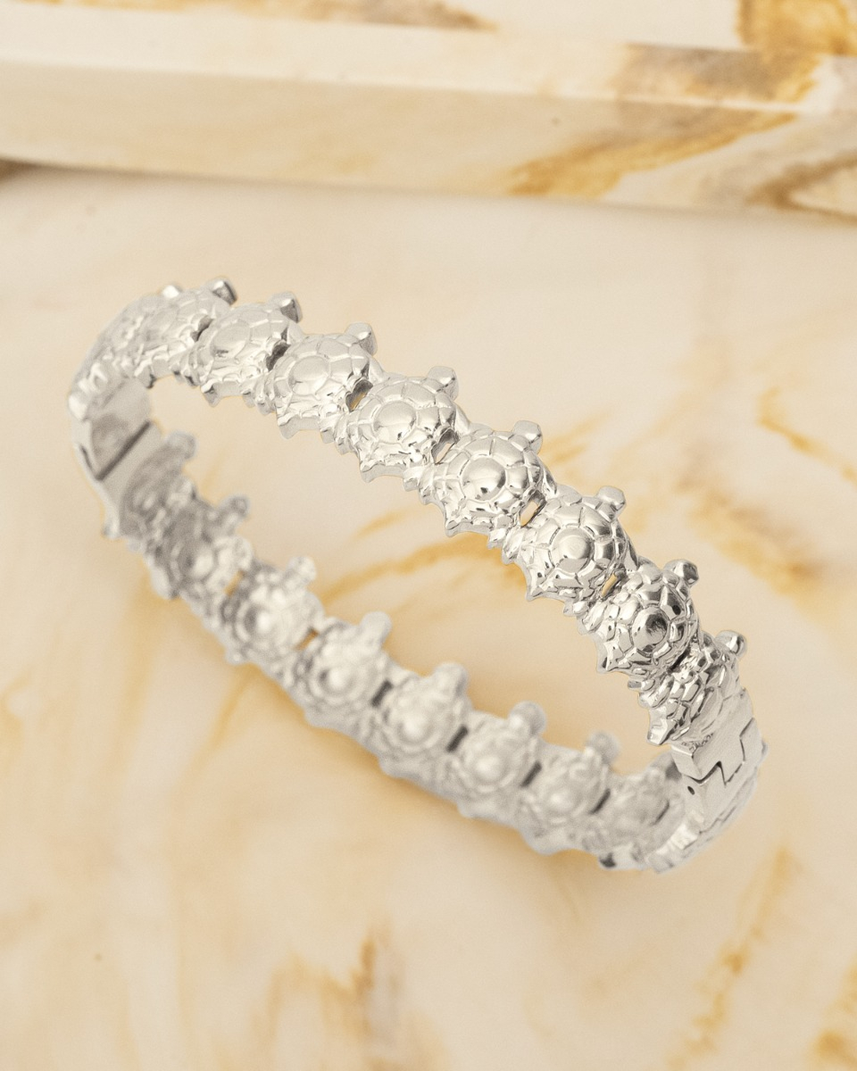 zilveren schildpad bangle op marmeren ondergrond