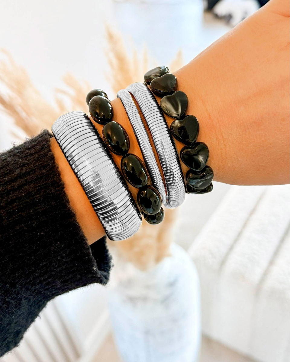 Zilveren bangle armparty met zwarte kralen