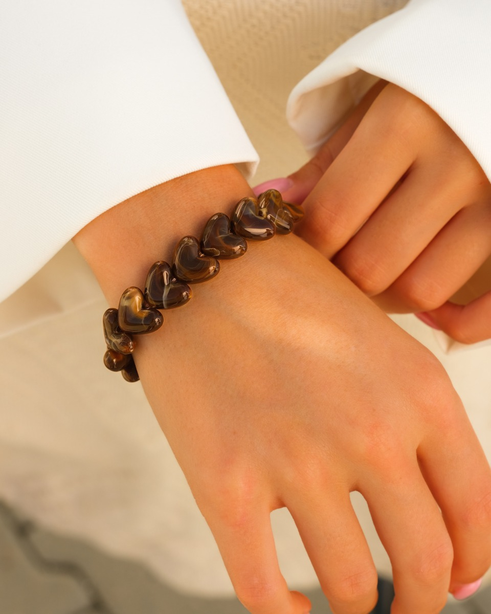 Armband met bruine hartjes