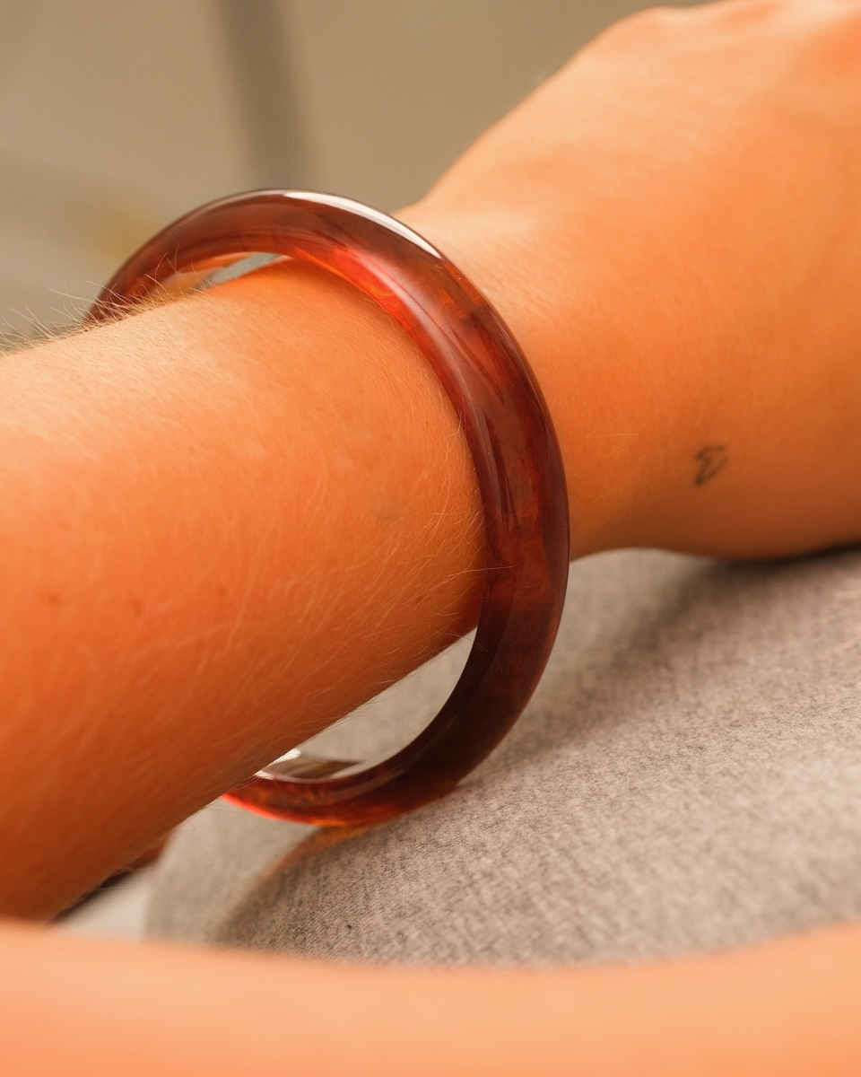 Bruine bangle om pols