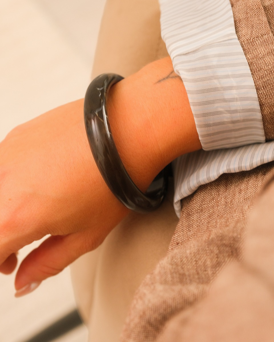 Bangle donkerbruin om pols
