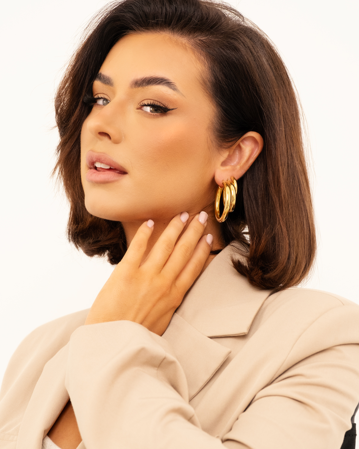 Model draagt gouden sieradenlook