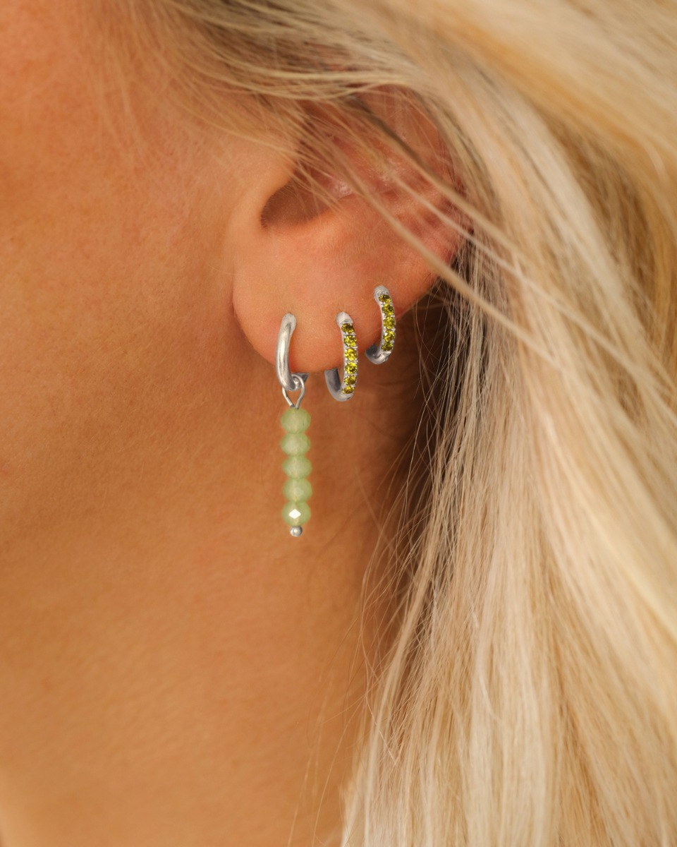 Zilveren earparty met groene steentjes