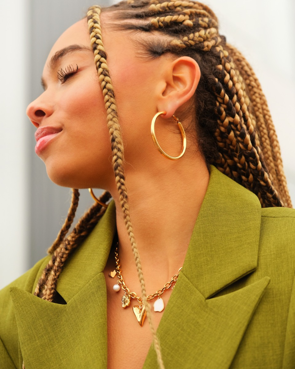 Model draagt gouden sieraden