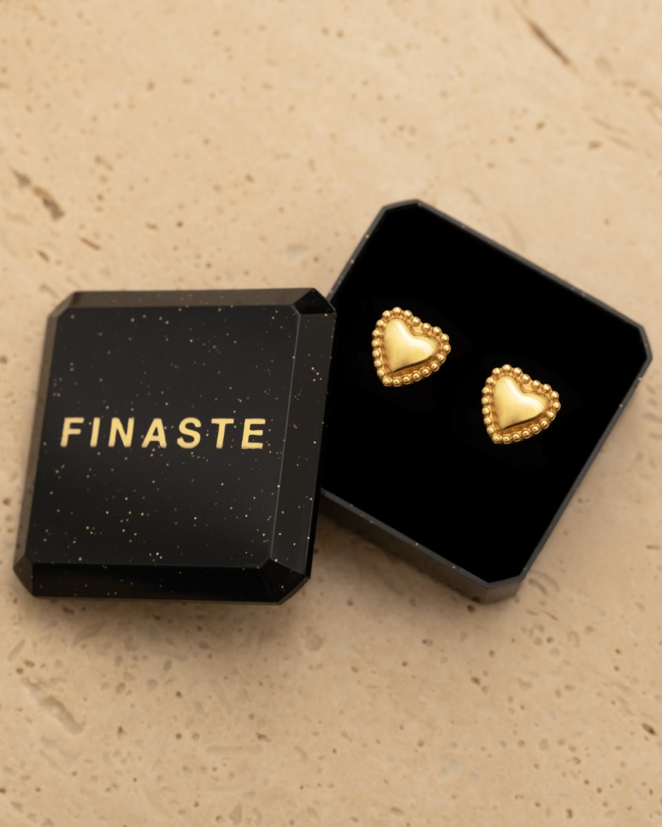 Gouden hartjes studs in sieradendoosje