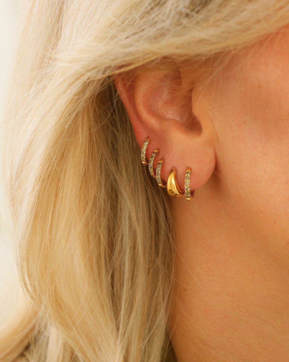 Gouden earparty met groene steentjes