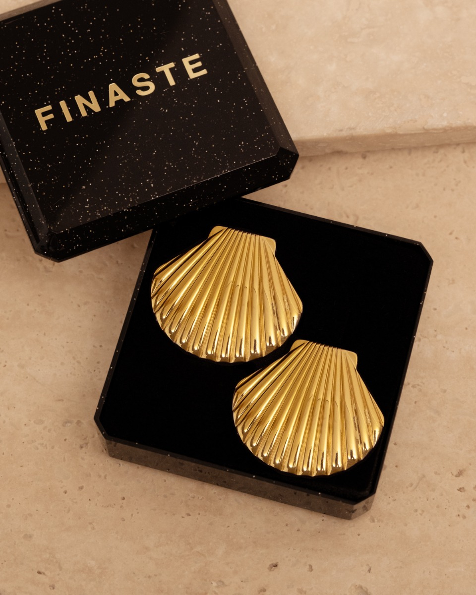 gouden schelp oorbellen in sieradendoosje