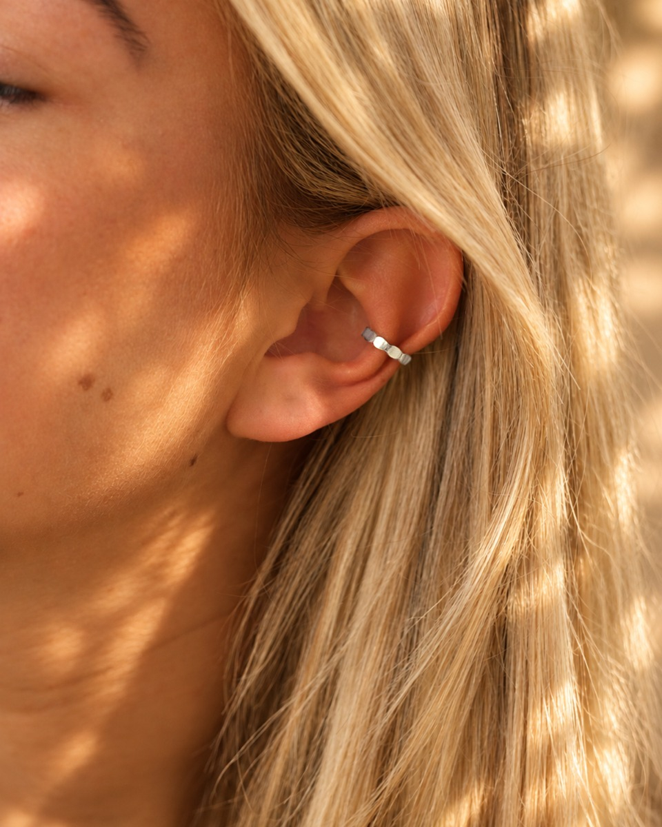 Zilveren bolletjes ear cuff