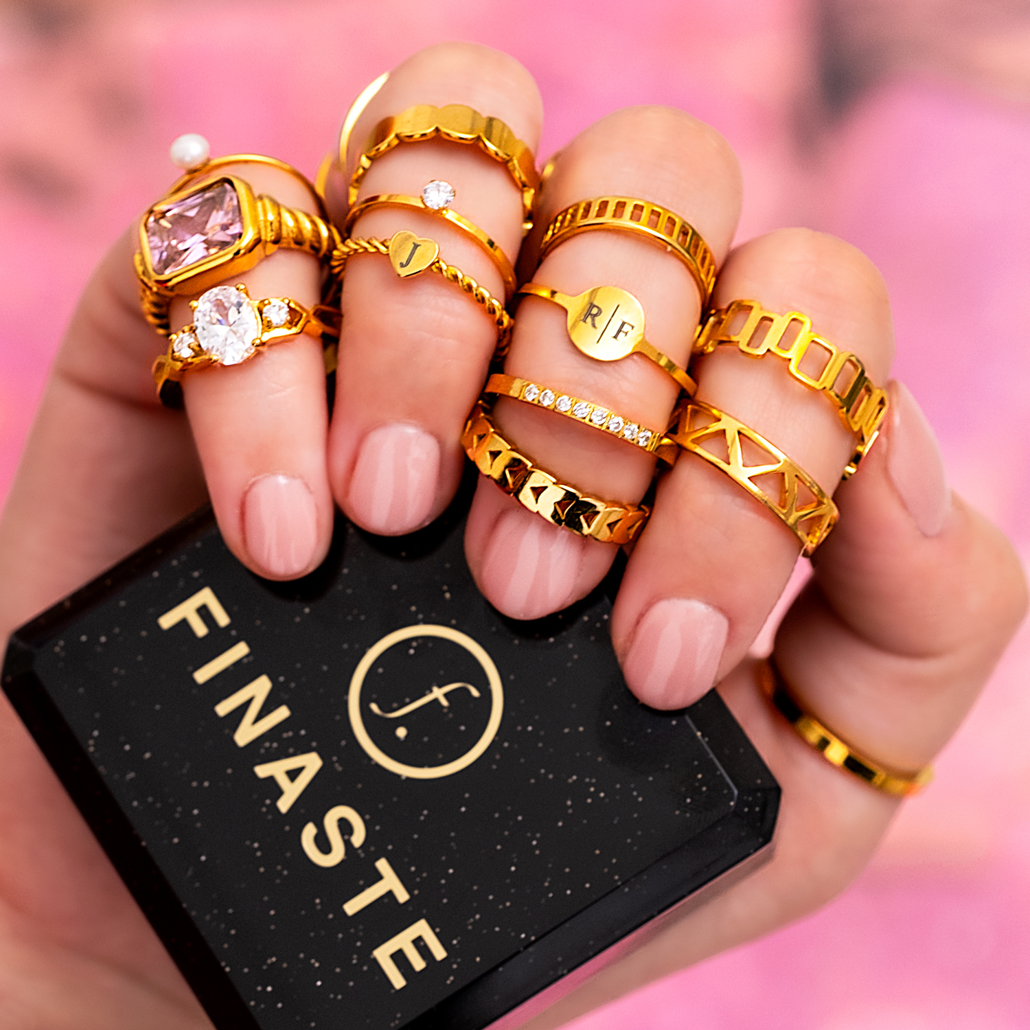 Mix van gouden ringen om de hand