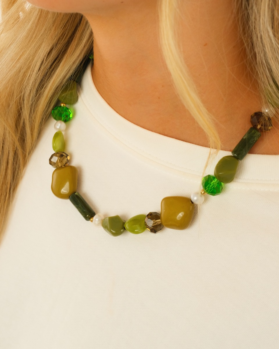Groene kralen ketting met parels goudkleurig