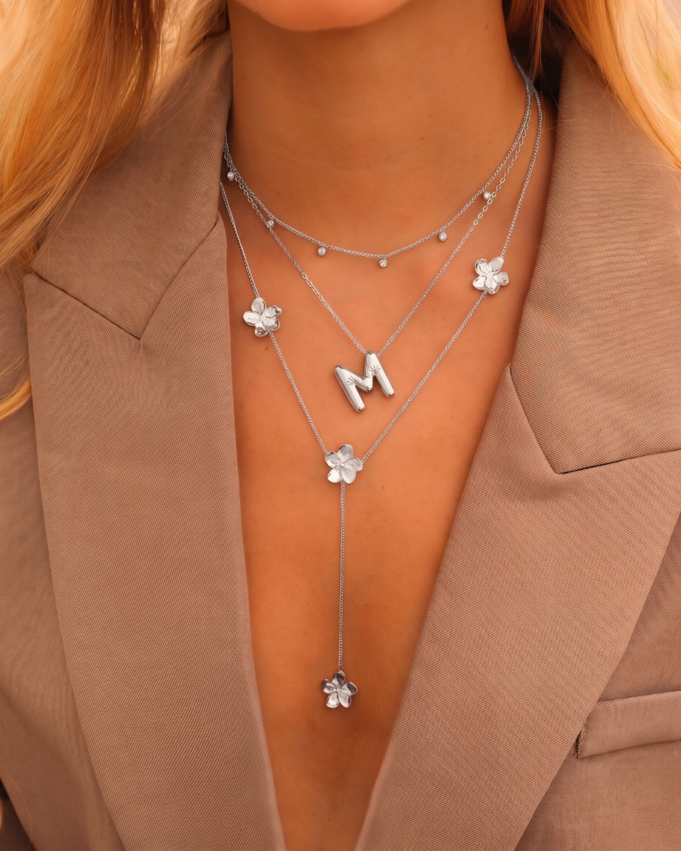 Zilveren necklaceparty met bloemetjes