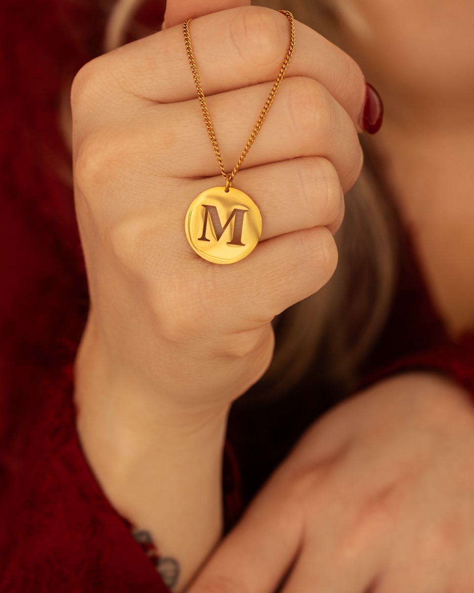 Statement initial ketting goud in hand