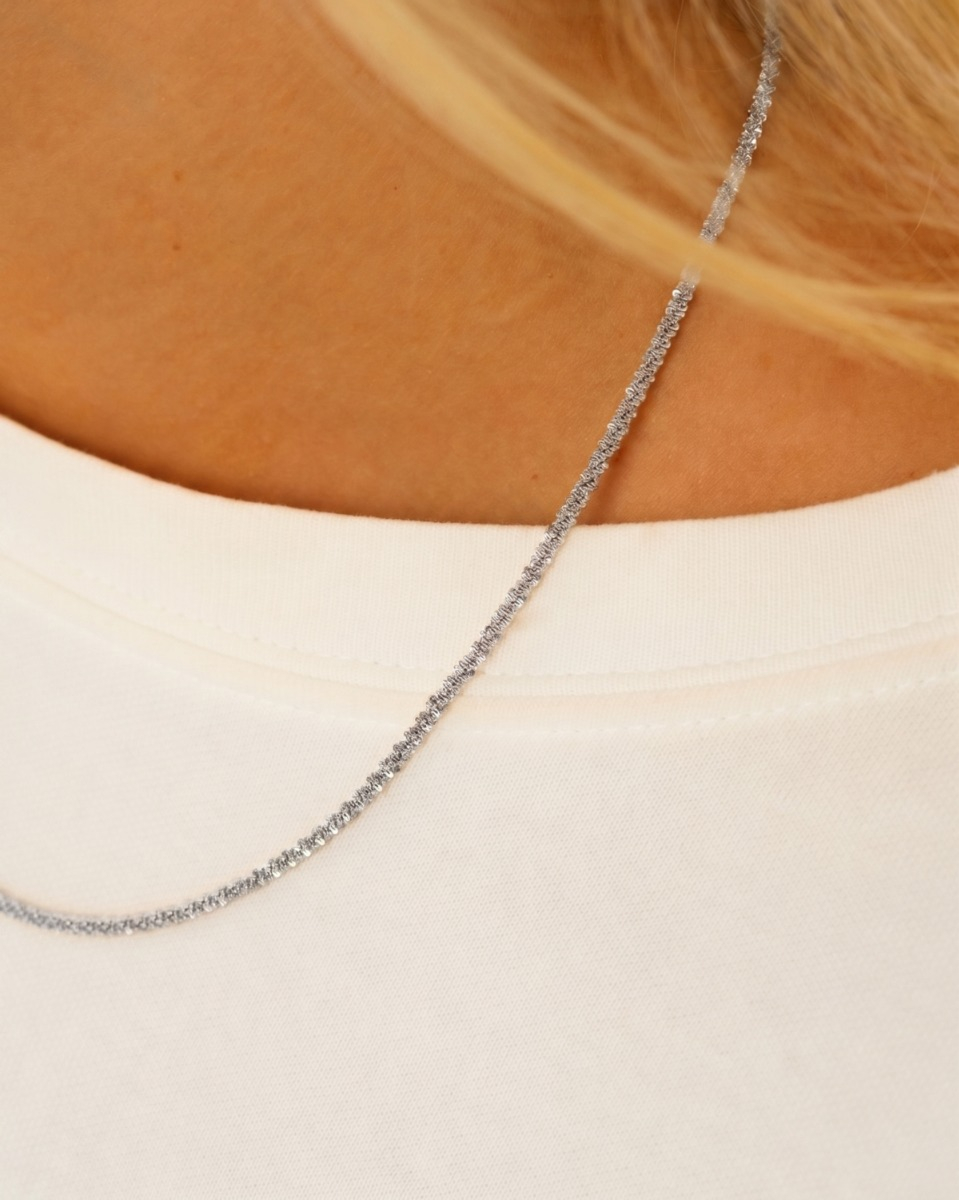 Zilveren ketting gedraaid