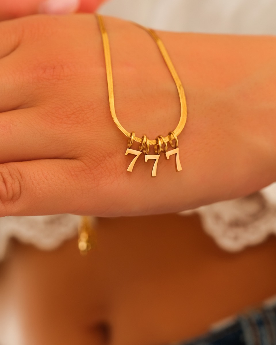 Lucky number bedelketting goudkleurig