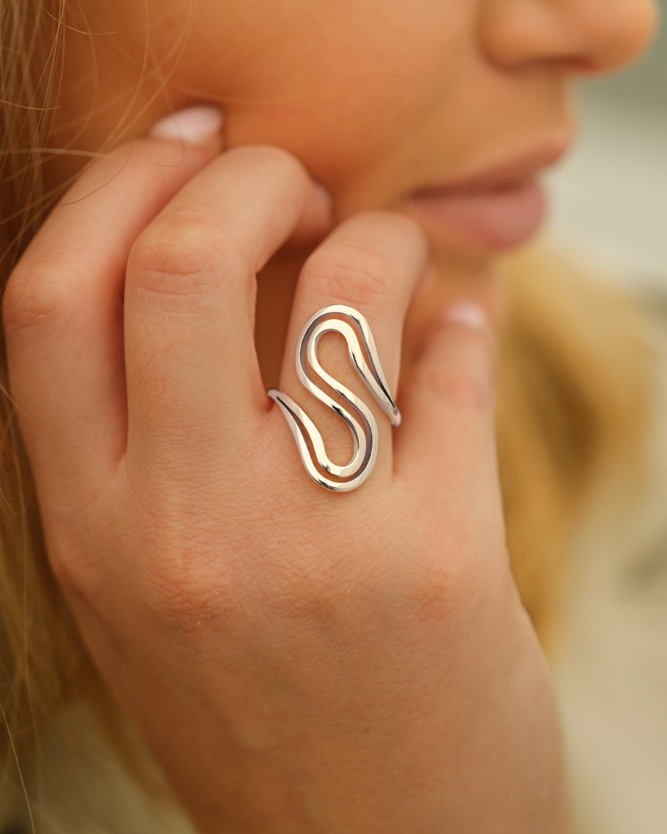 Zilveren statement ring golvend