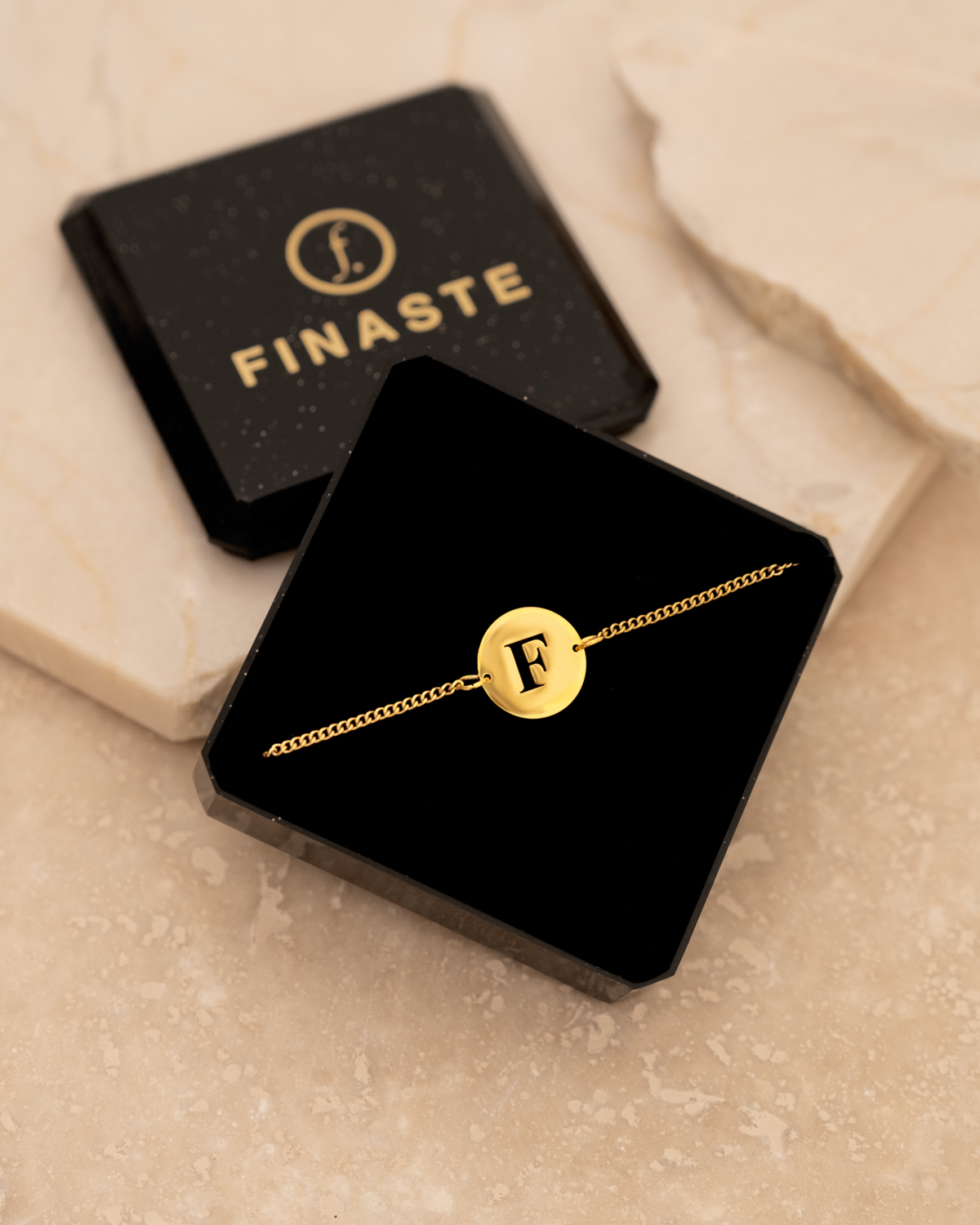 Gouden letter armband in sieradendoosje