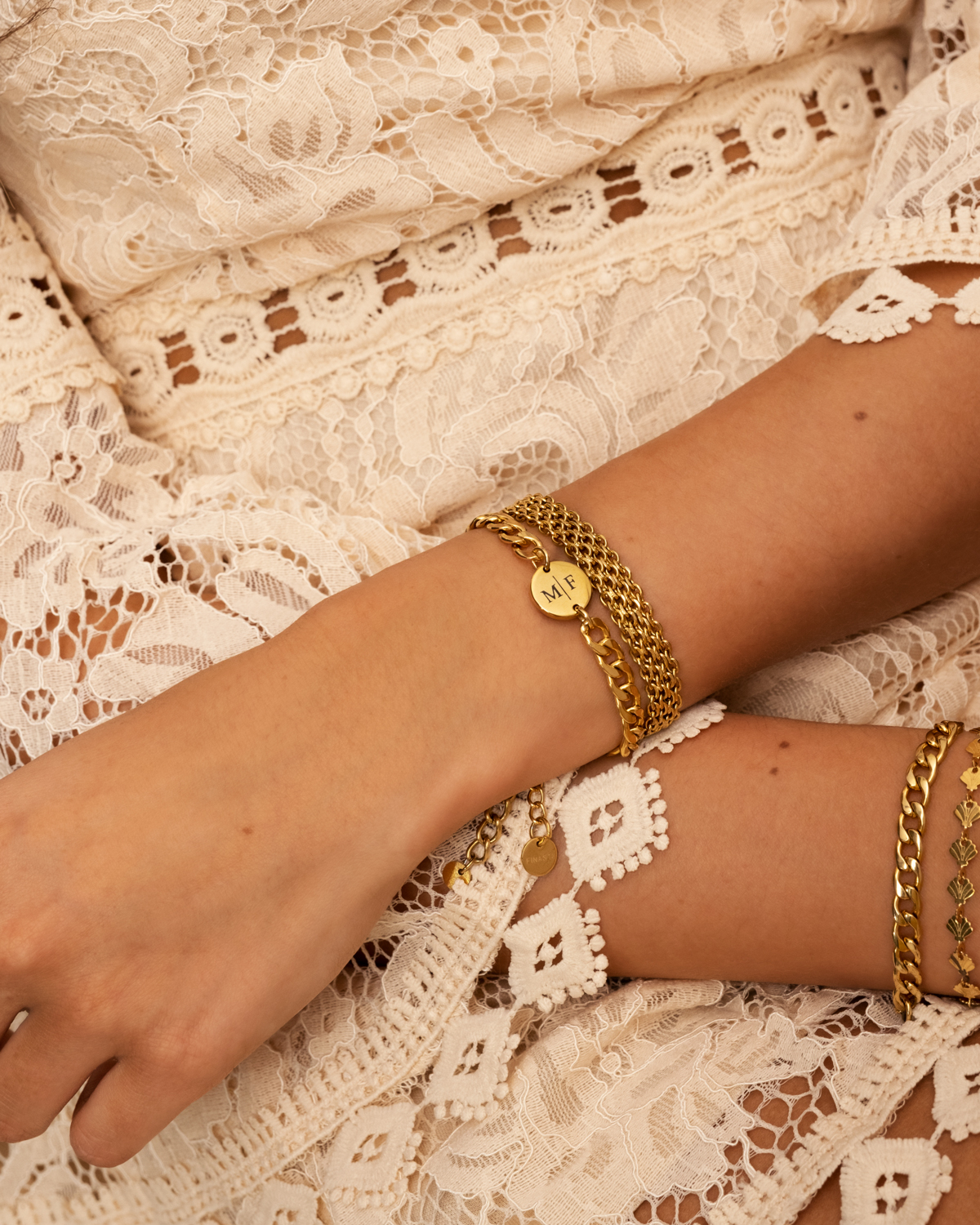 Gouden armbanden mix bij model
