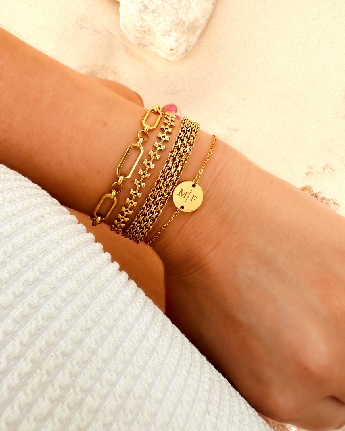 Gouden armbanden op het strand gecombineerd