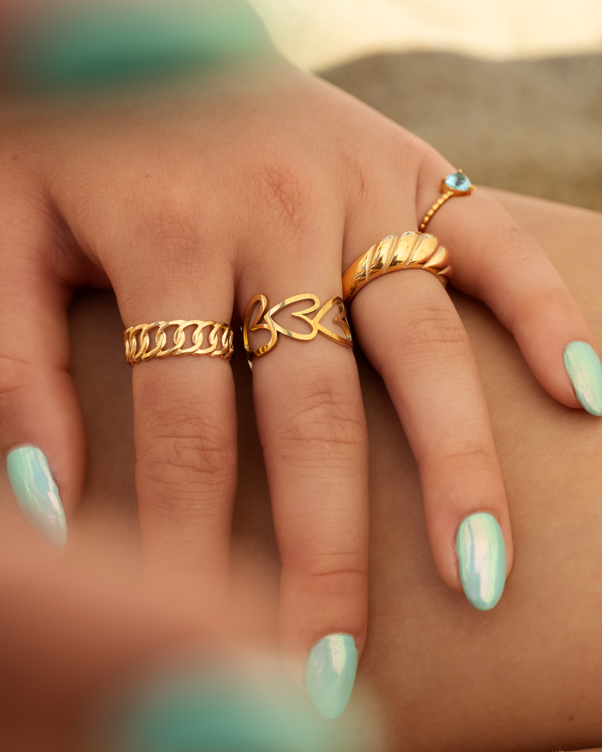 Gouden ringen combinatie in de zomer