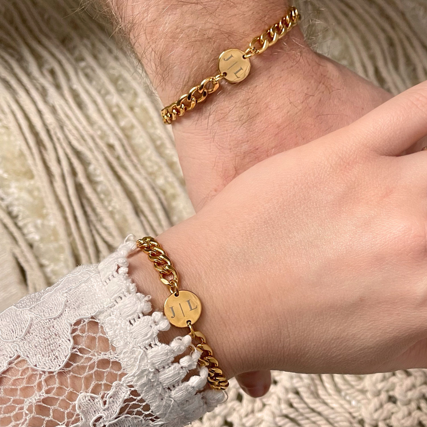 Schakelarmbanden in de kleur goud voor hem en haar