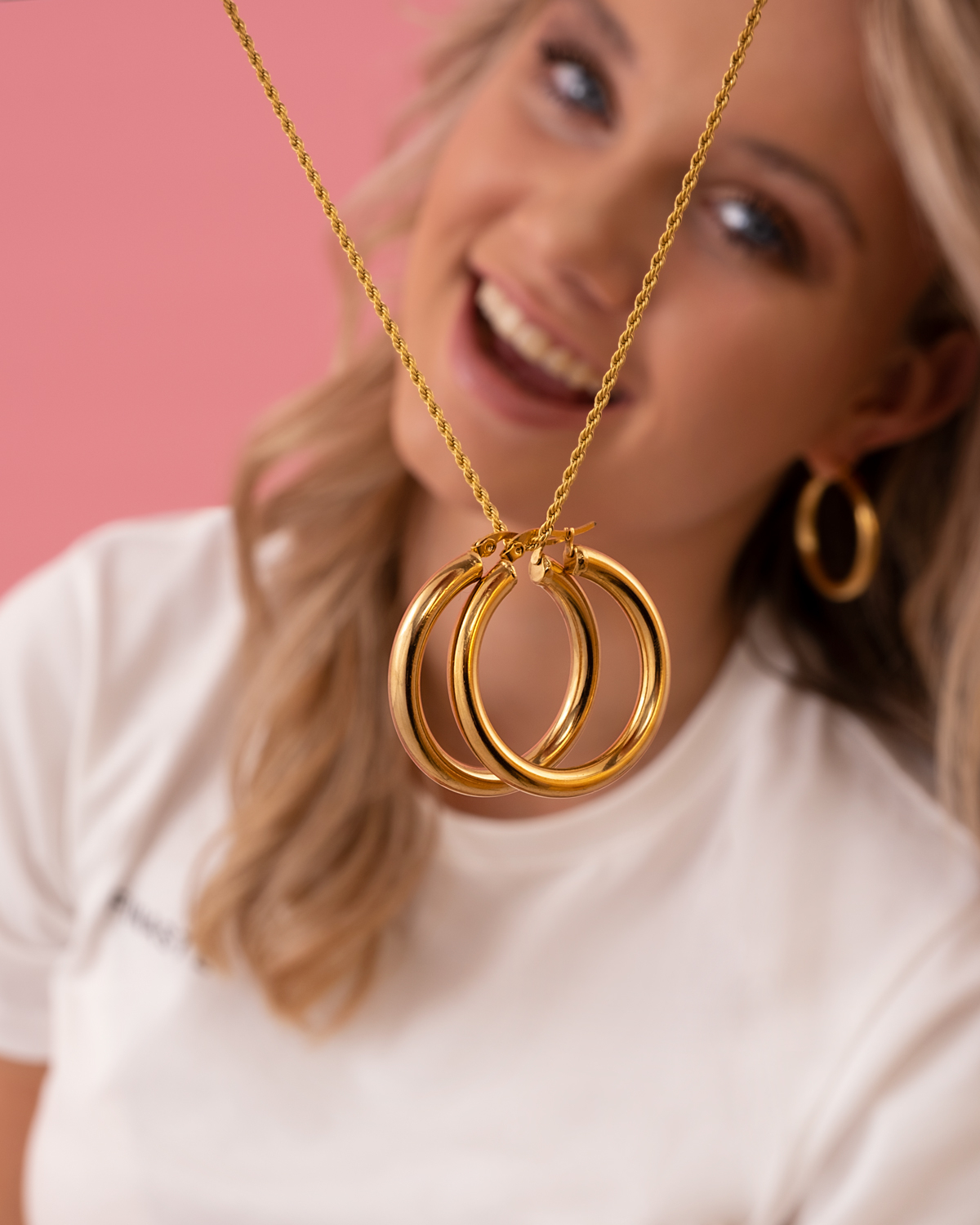 Oorbellen goudkleurig met model
