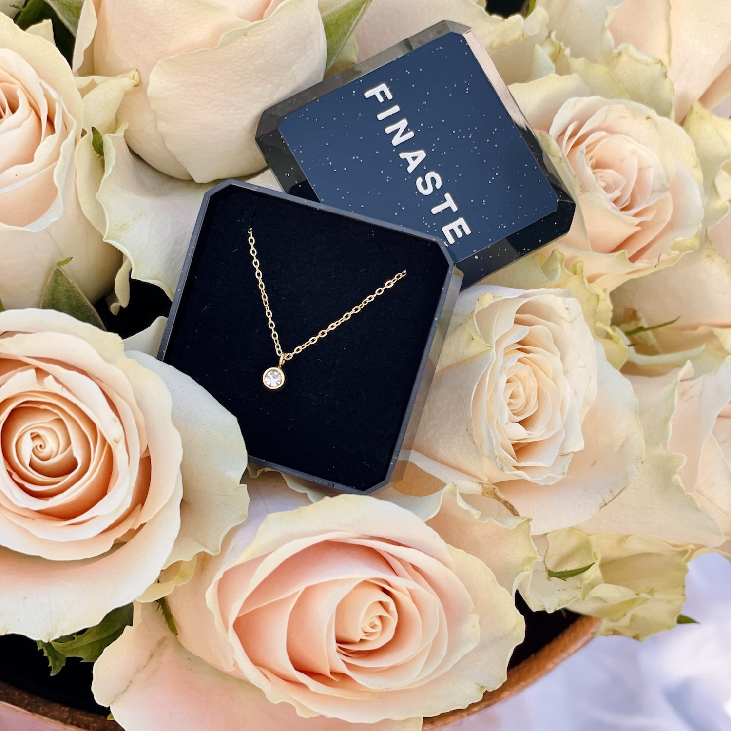 Gouden ketting met steentje in sieradendoosje
