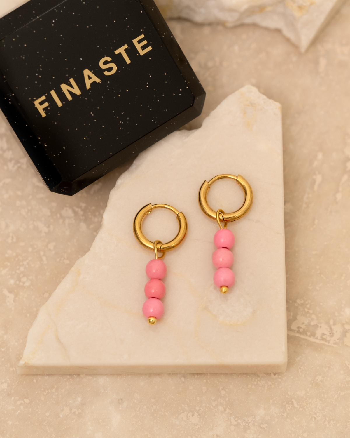 Gouden oorringetjes met roze steentjes