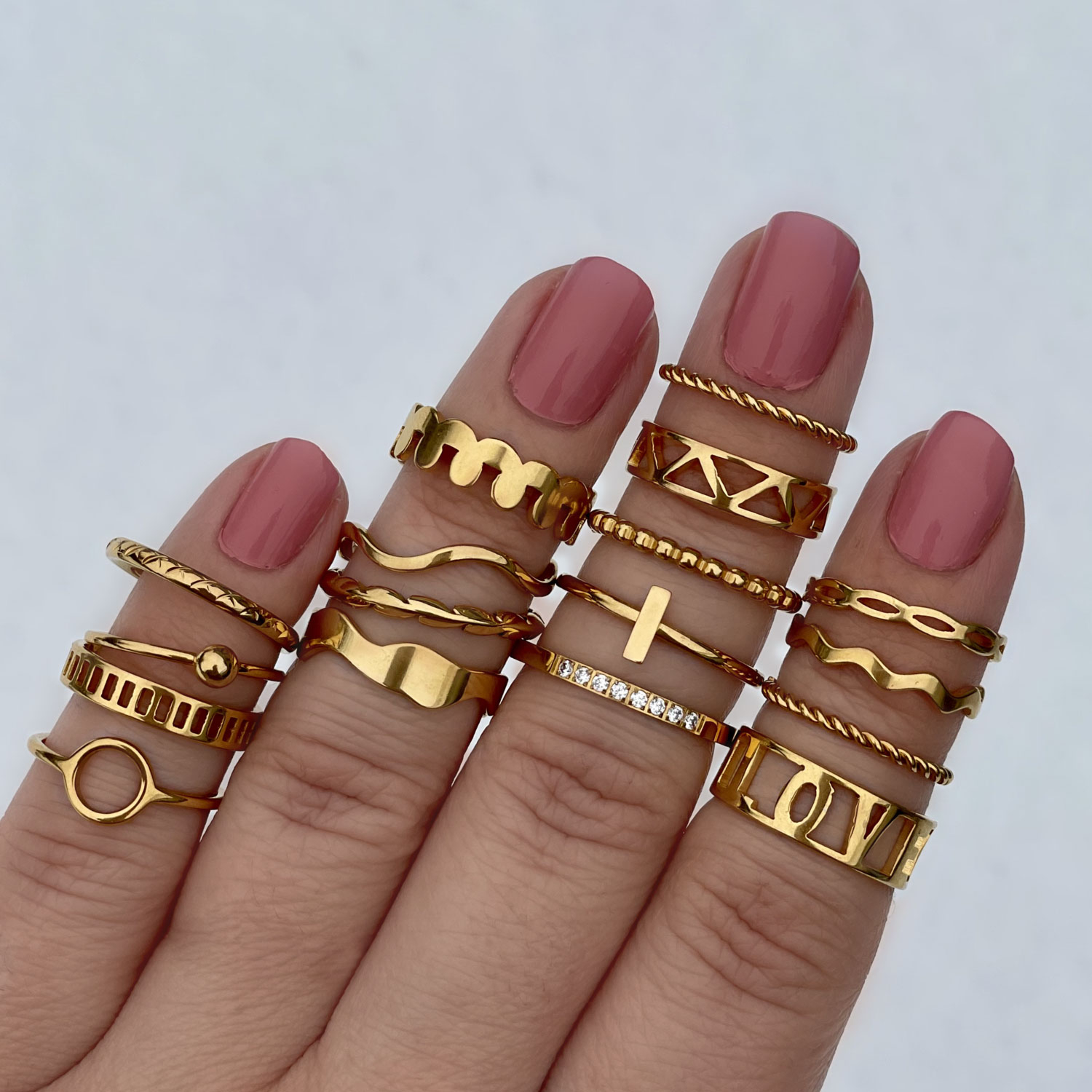 gouden ringen in de hand voor een mooie look