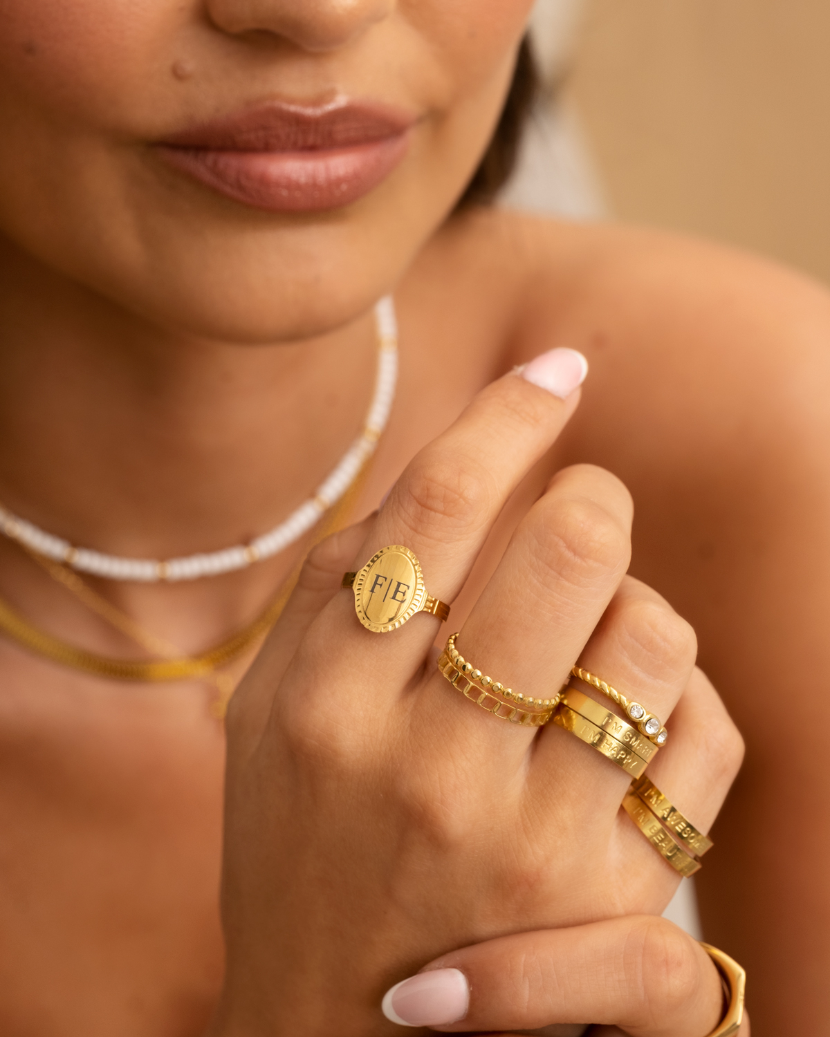Model draagt gouden ringen 