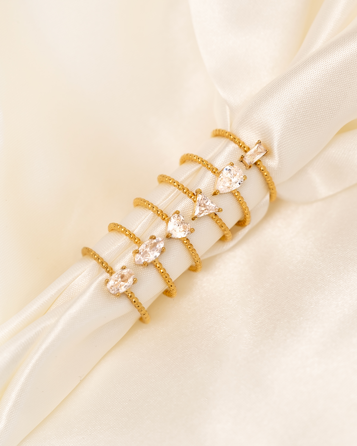 Influencer ring triangle goudkleurig