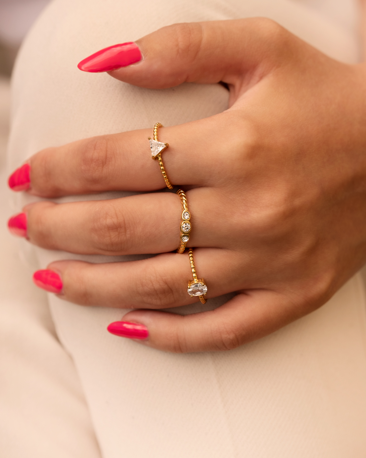 Influencer ring triangle goudkleurig