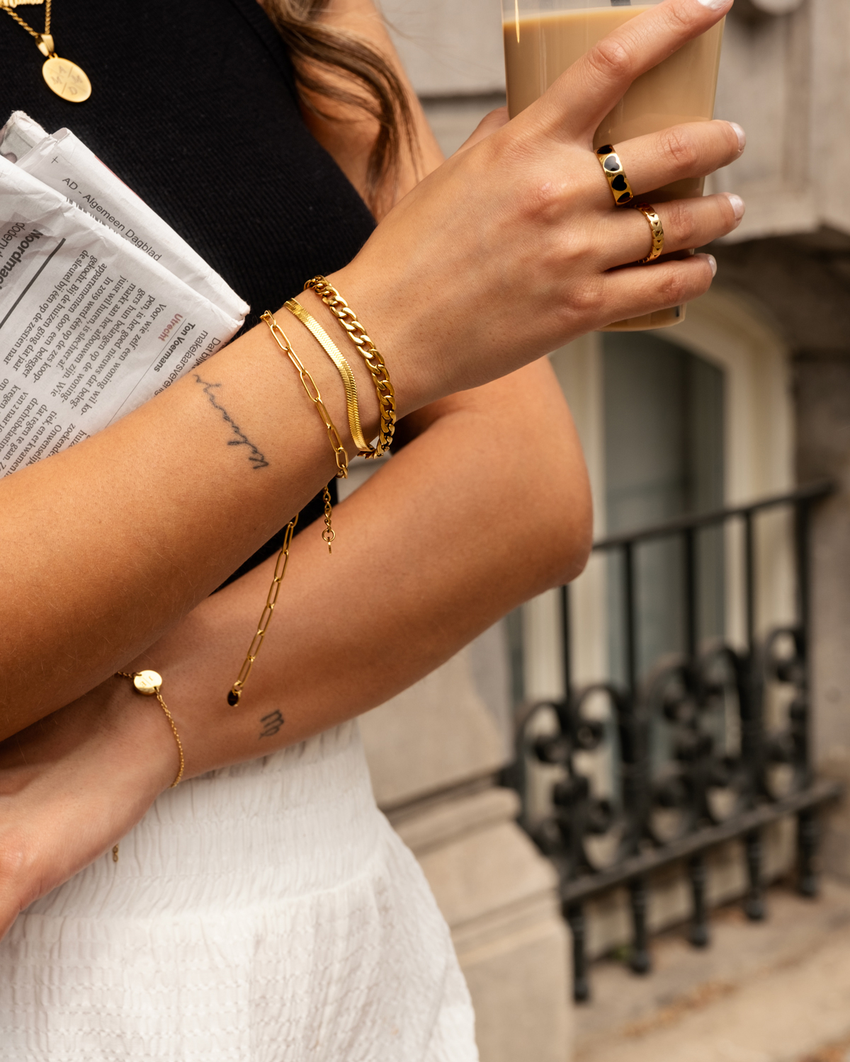 Model draagt gouden sieraden mix