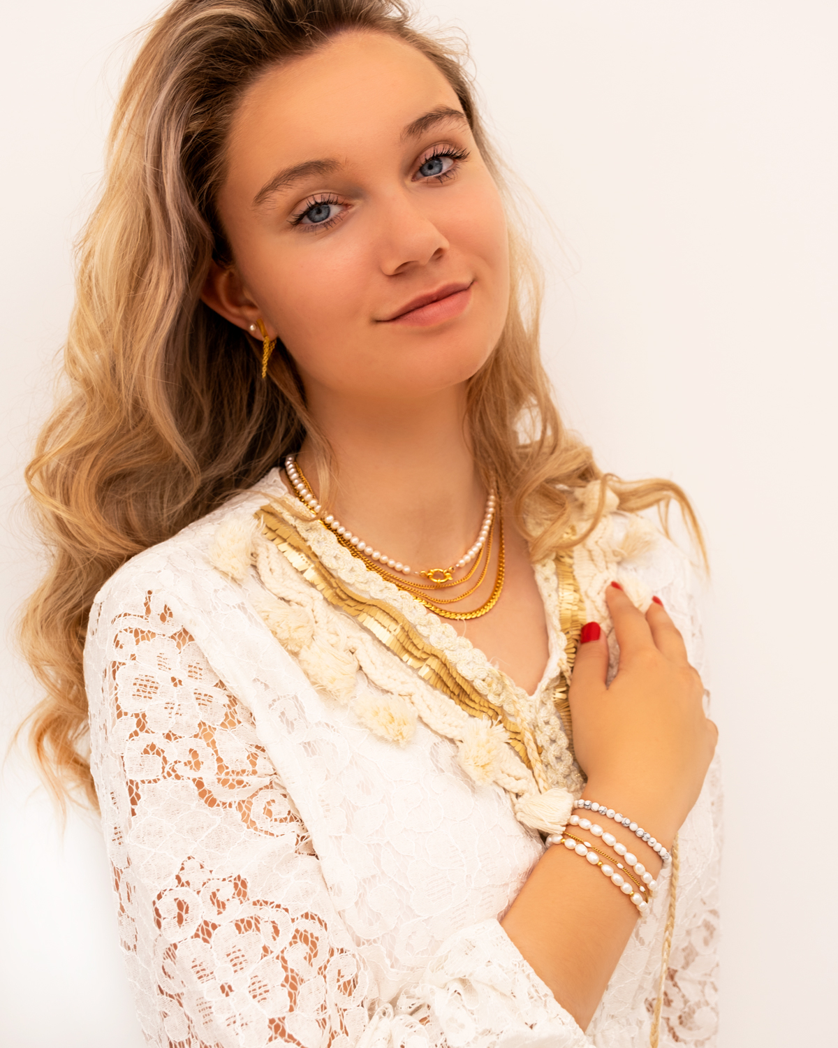 Model draagt gouden sieraden mix