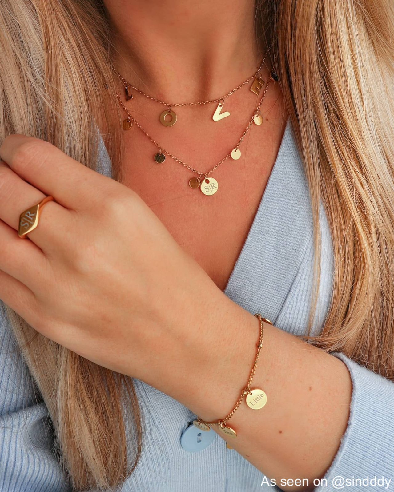 Influencer combineerd gouden finaste sieraden met elkaar