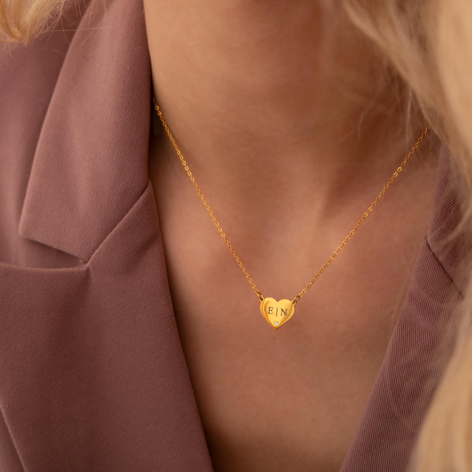 Gouden ketting met gravering in hartjes vorm