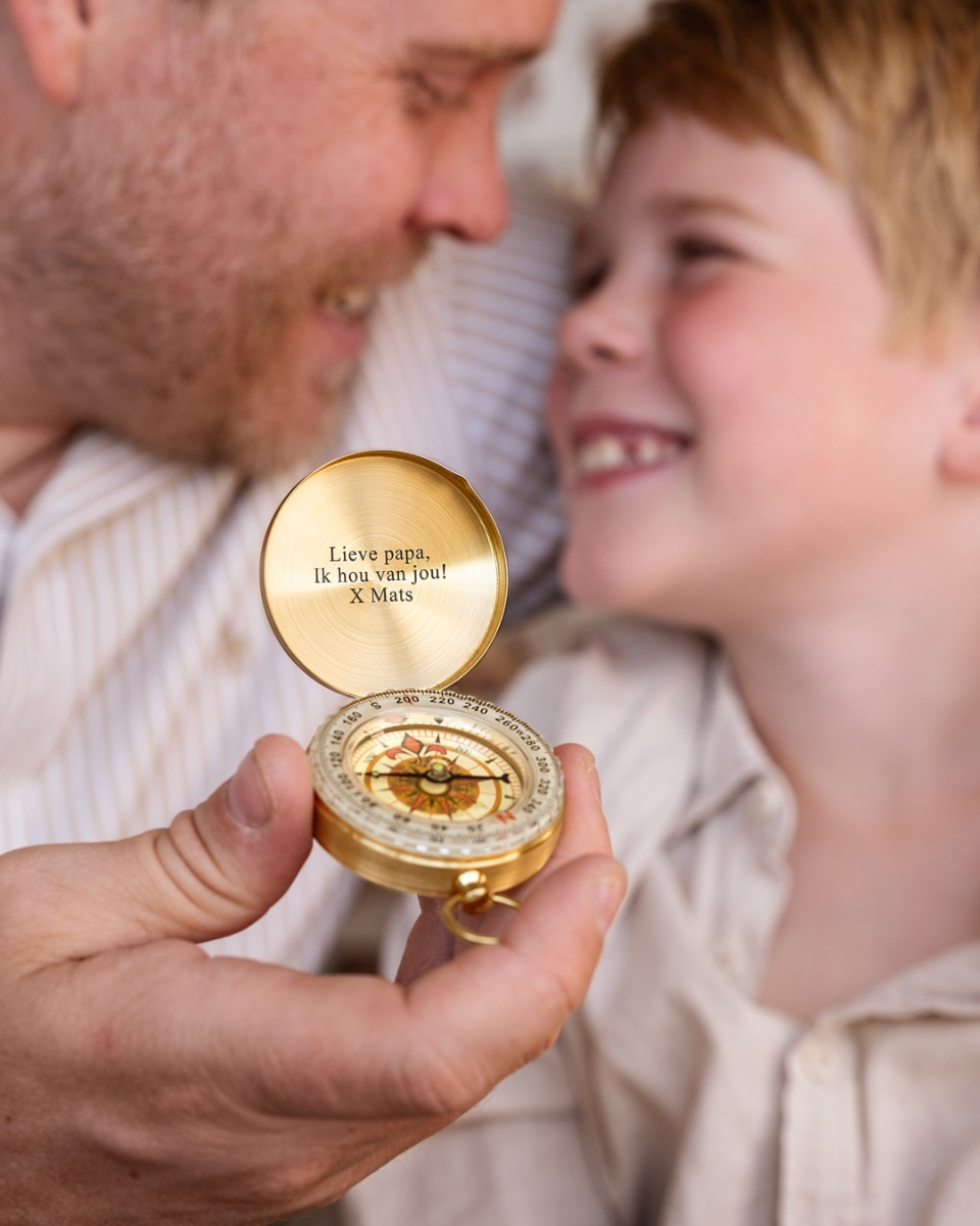 vader en zoon met graveerbaar gouden kompas