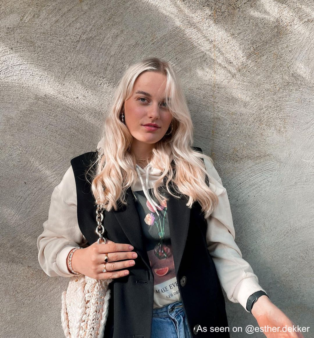 Influencer ring draagt statement ring met steen