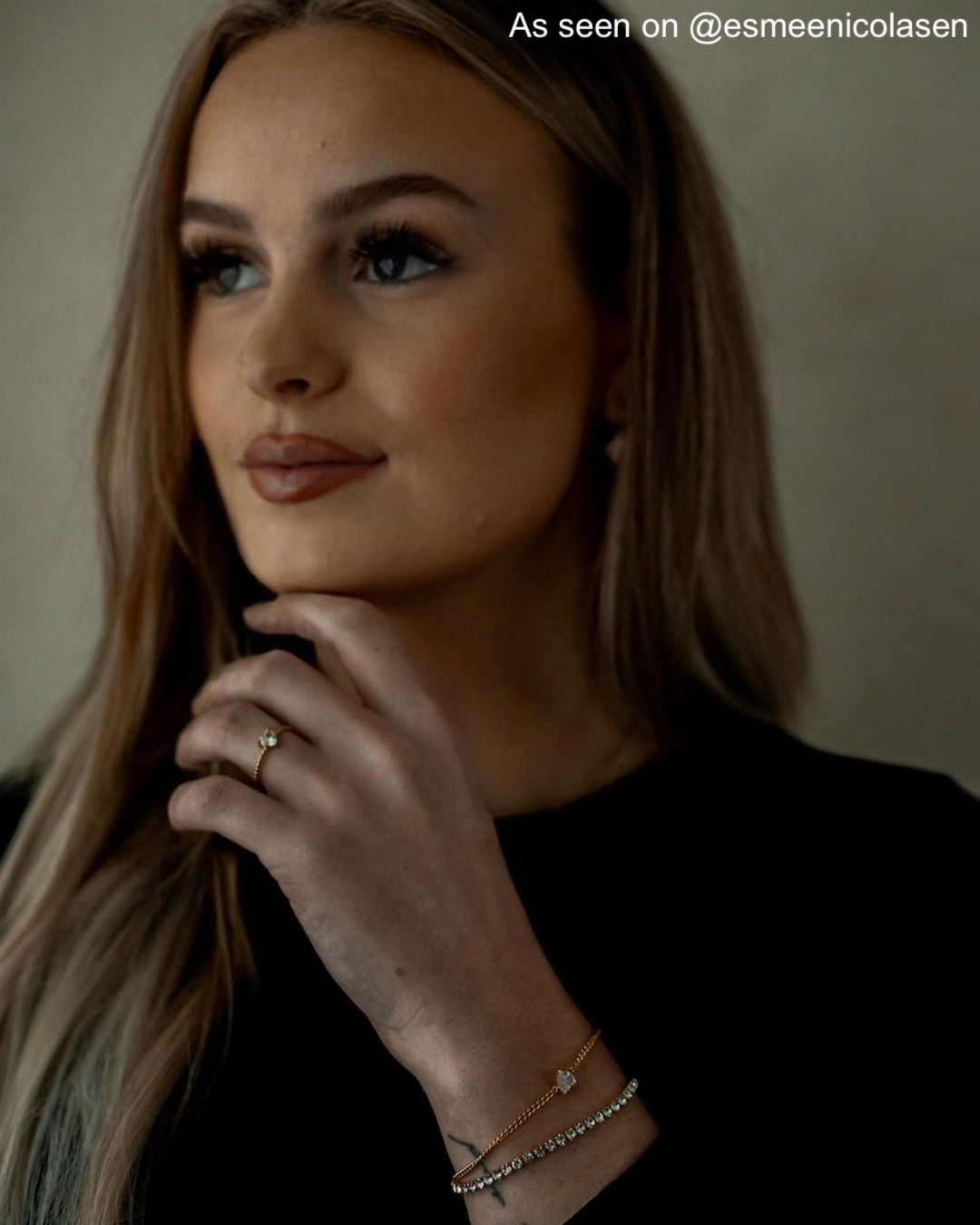Influencer draagt gouden sieraden