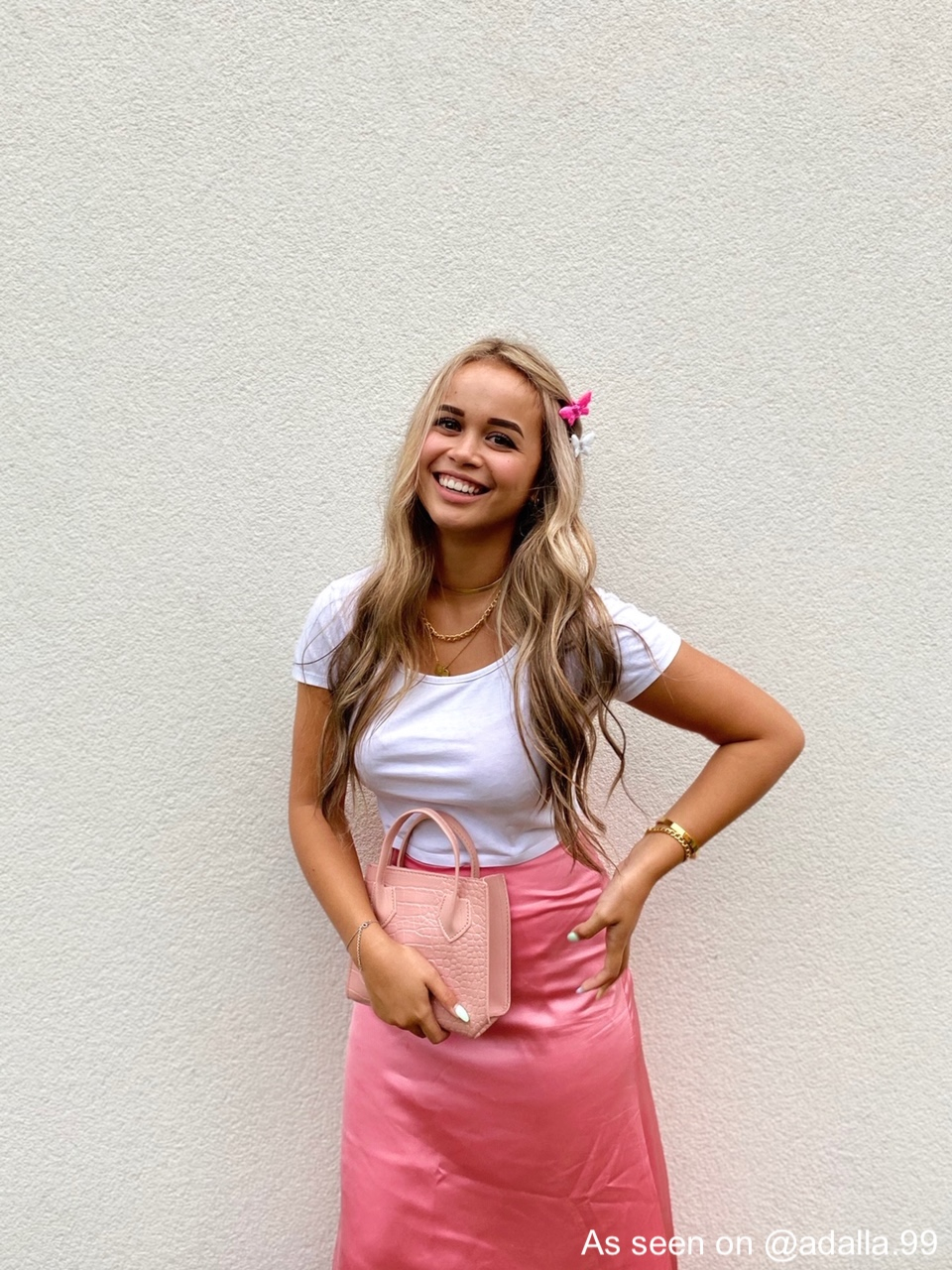 Influencer draagt gouden armbanden om pols
