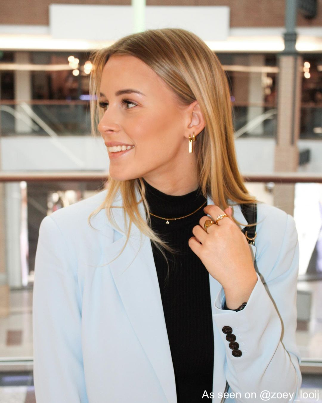 Influencer draagt gouden zegelring