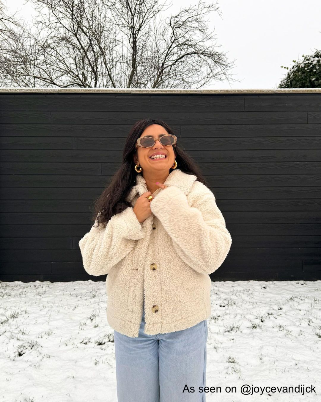 Influencer draagt gouden ring en oorbellen van finaste
