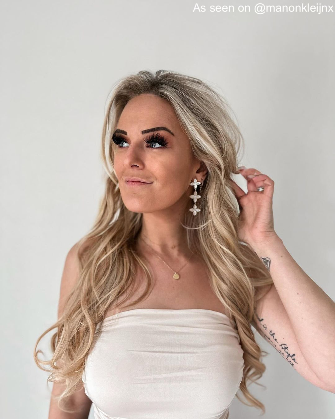 Influencer draagt gouden initial ketting