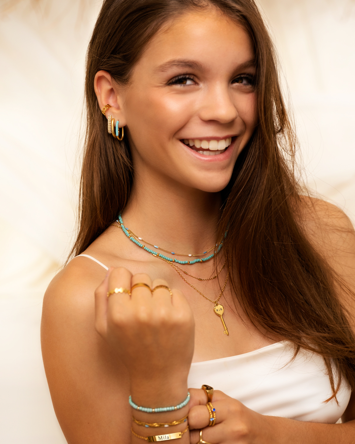 Gouden sieraden bij model