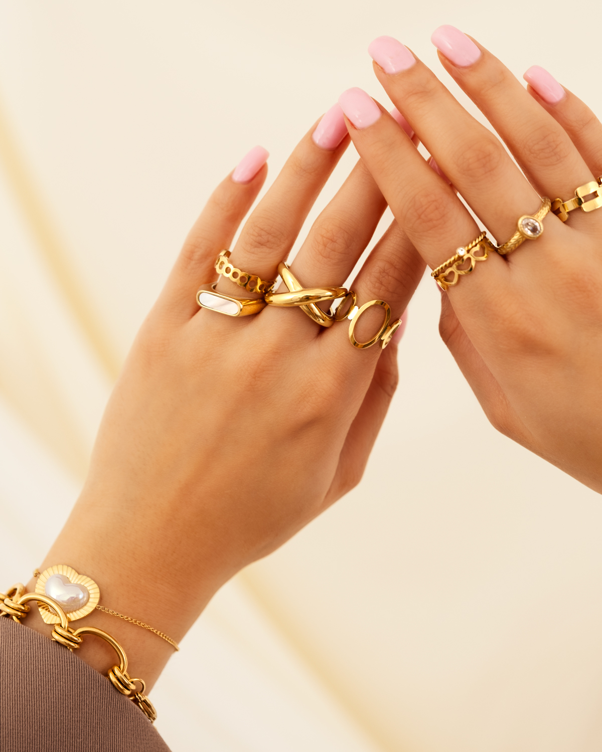 Ringparty goudkleurig om vingers 